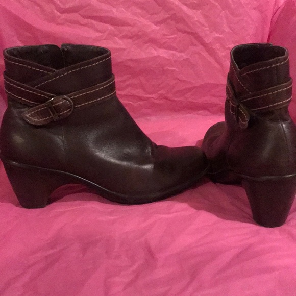 Brown ankle boots 👢 - Picture 2 of 4